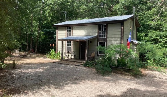 Coyote Creek Loft Cabin with Wood Burning Stove, Firepit, Private Outdoor Area