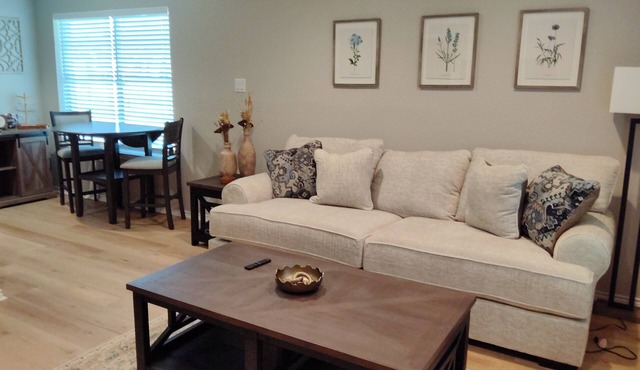 Cozy 1-bedroom apartment with WiFi, AC, located in Old Town Burleson