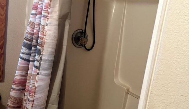 Cozy 1-bedroom cabin in charming Sweeny with fitness room, WiFi