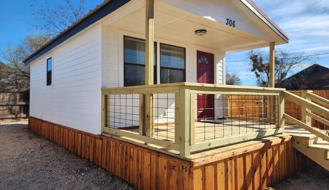 Cozy 1 room tiny home studio in lovely Breckenridge with covered front porch!