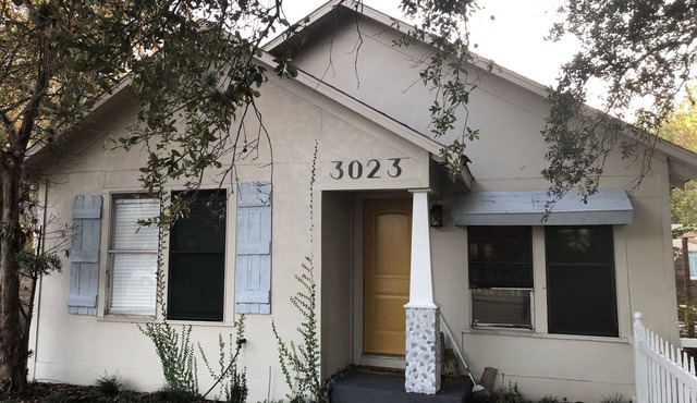 Cozy 1928 Bungalow at Stafford