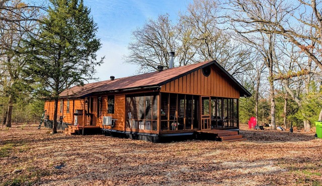 Cozy 2-bedroom cabin in entire 2 acres in Grand Saline with Hot Tub,Fire pit &AC