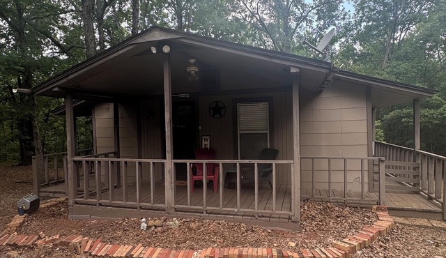 Cozy 2-bedroom cabin with WiFi, AC in charming Murfreesboro on Lake Greeson.
