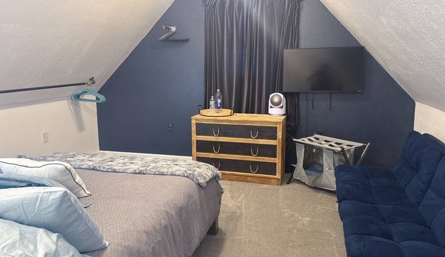 Cozy 2-bedroom cabin in lovely Alvin with WiFi, AC