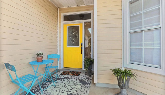 Cozy 2 bedroom Cottage with Double driveway!