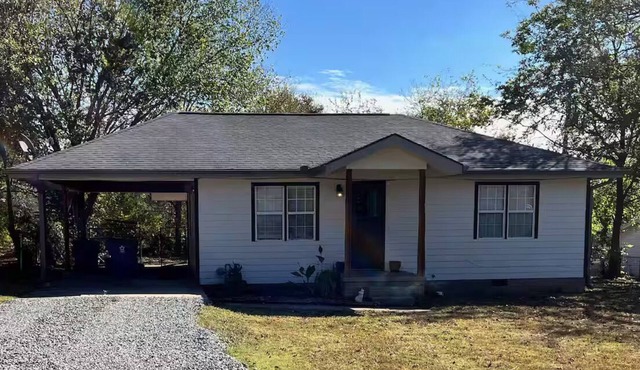 Cozy 2-bedroom house in McAlester. Close to hospital and shopping.
