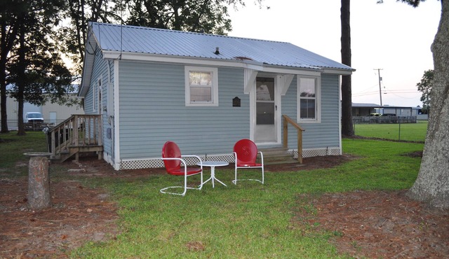Cozy 2 bedroom offering privacy and convenience located in the HUB of Scott, LA
