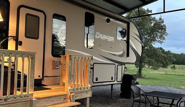Cozy 2-bedroom RV with WiFi and AC near Ft Johnson
