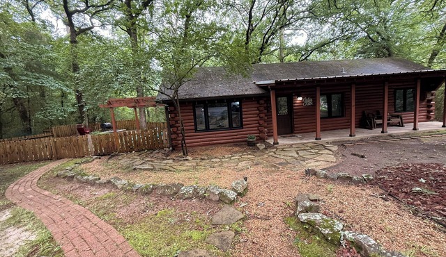 Cozy 2-bedroom log cabin in tranquil Holly Lake Ranch