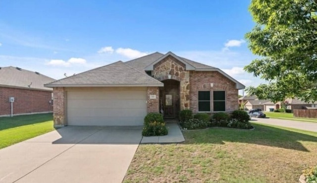 Cozy 3-bedroom 2 Bath Bungalow with free parking.