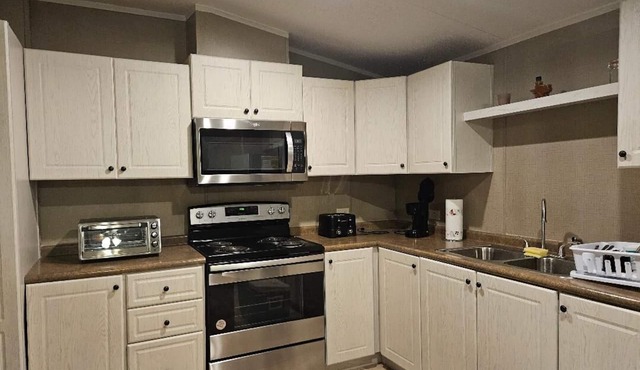 Cozy 3-bedroom 2-bath house in beautiful Shiner with AC close to everything.