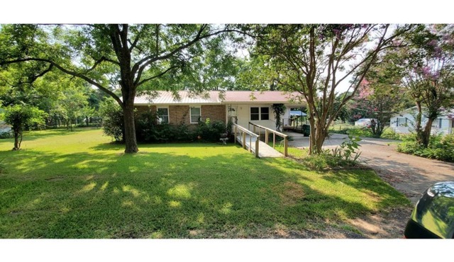 Cozy 3 bedroom 2 bath residential home with patio