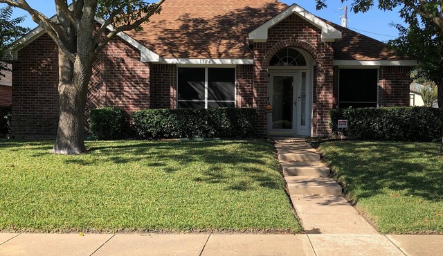 Cozy 3 Bedroom - 2 Bathroom home w/enclosed patio