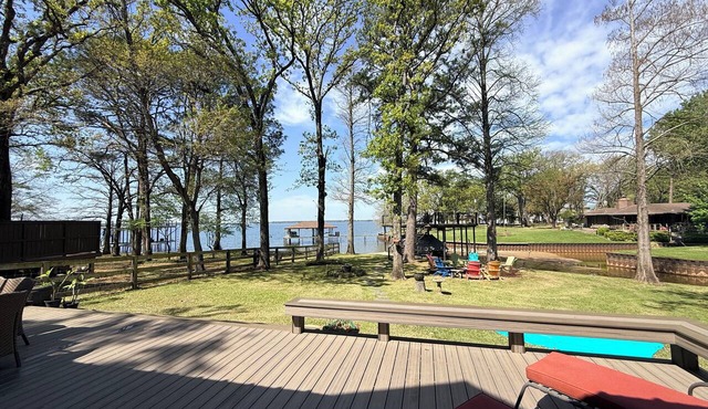Cozy 3-bedroom/w loft cottage on lake in quaint Mabank
