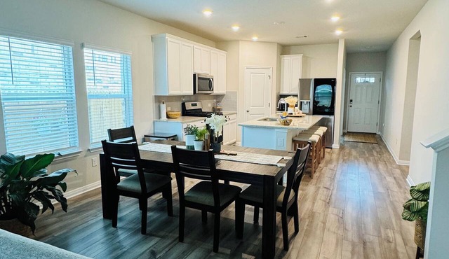 Cozy 4-bedroom house in Austin’s backyard!With a community pool and gym!