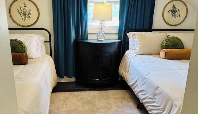 Cozy apartment above a salon. 5 minutes to Mt Nebo