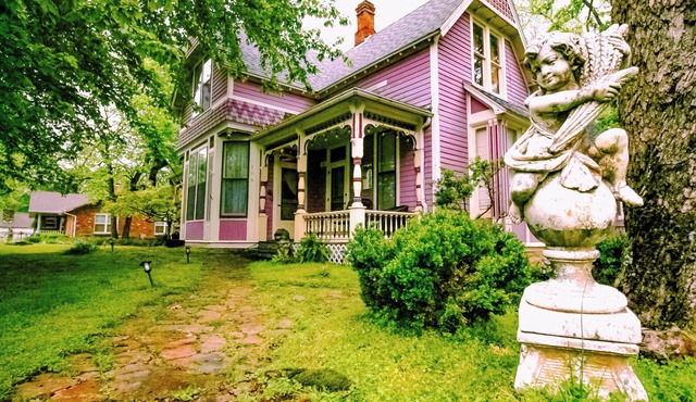 Cozy, Budget-Friendly Eurekan Room in Historical B&B for Solo Travel-The Peddler