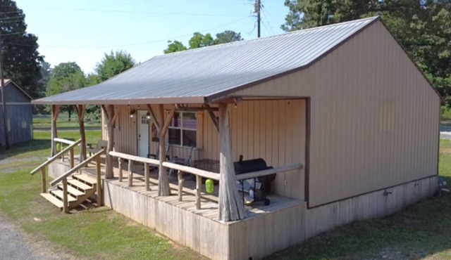 Cozy Cabin central to Jefferson, Atlanta, Caddo Lake, Marshall & Linden