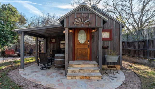 Cozy Cabin for Two 1 Block to Main