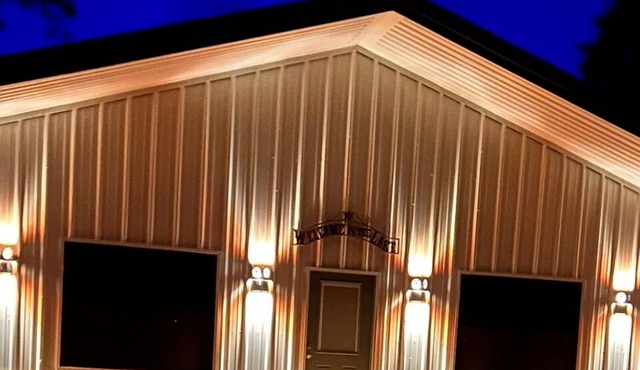 Cozy cabin that sleeps 6 with AC and WiFi on beautiful Palo Pinto lake.
