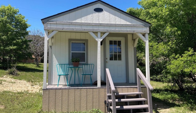 Cozy cabin with 1 bedroom 1 bath on a private cove in charming LakeWhitney!