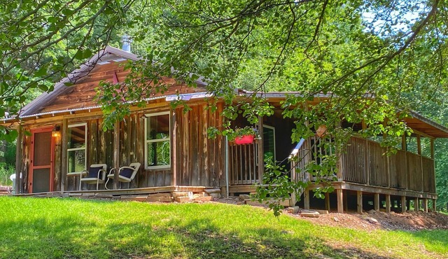 Cozy Cabin with an amazing deck and beautiful seasonal views of Lake Fort Smith!