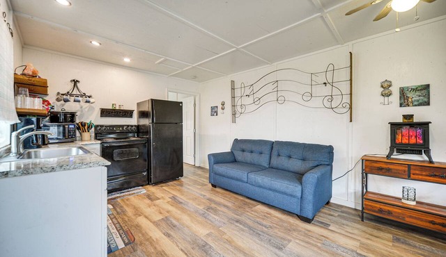 Cozy Canyon Lake Cottage Rental w/Private Hot Tub