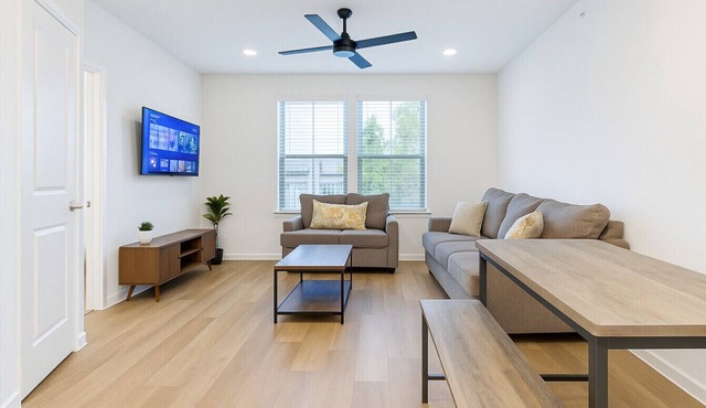 Cozy & Chic - Worker Friendly w/Gym Pool & Lndry