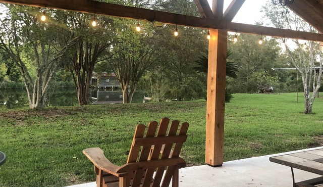 Cozy, comfortable home overlooking Cane River -15 min from downtown Natchitoches