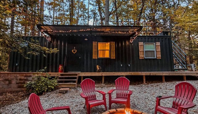 Cozy container cabin nestled in the Angelina National Forrest!