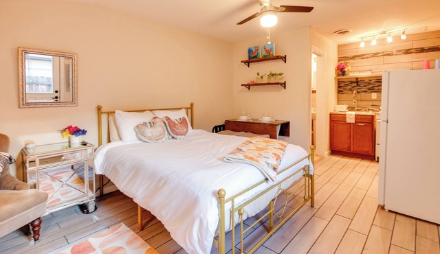 Cozy Coop ~ Mins to Downtown Dallas Private Patio BBQ Full Kitchen