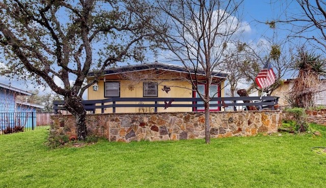 Cozy dog-friendly house near water with enclosed yard, grill, & equipped kitchen