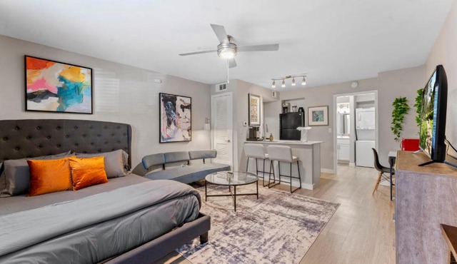 Cozy Efficiency Studios Close to Downtown and Domain