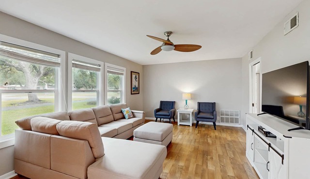 Cozy family-friendly house with BBQ, WIFI, dog-friendly, close to the Bay
