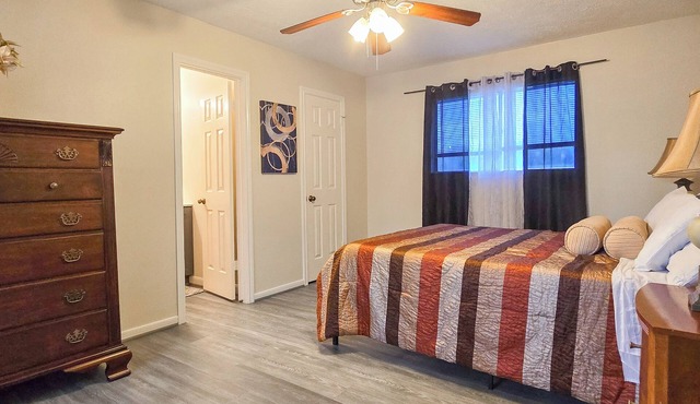 Cozy French Getaway! With full kitchen, workspace, treadmill and grill.