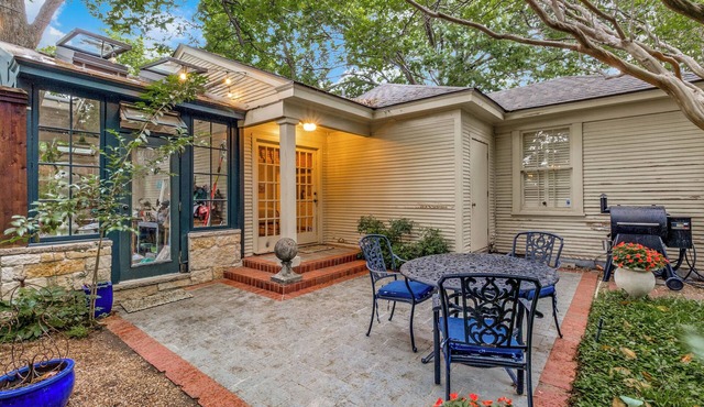Cozy Garden Cottage in Historic District