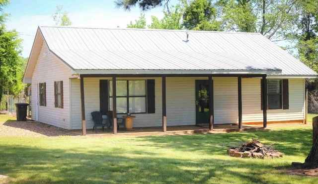Cozy home right off the Pig Trail, in the Ozarks