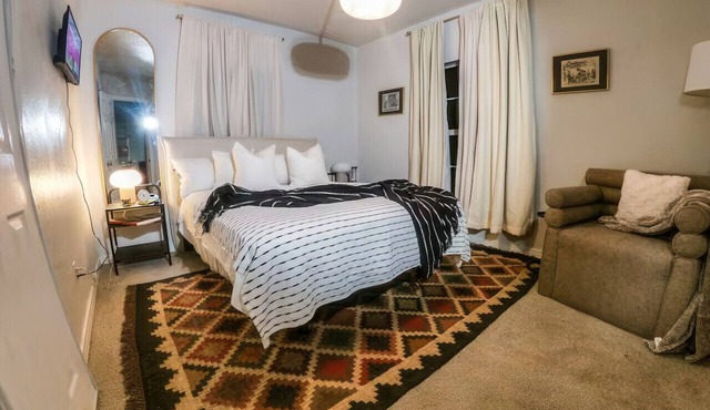 Cozy House - 1 Bedroom with Shared Bathroom