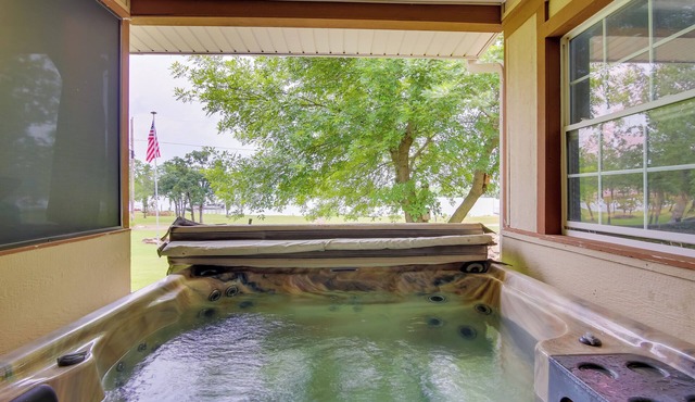 Cozy Lake Eufaula Hideaway w/Fire Pit & Hot Tub!