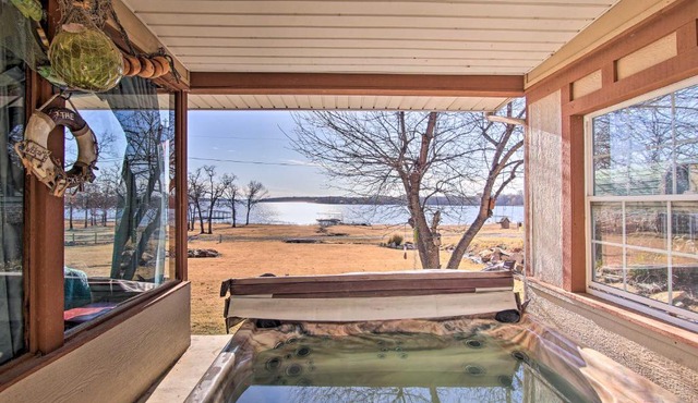 Cozy Lake Eufaula Hideaway w/Fire Pit & Hot Tub!