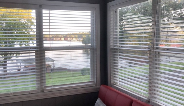 Cozy lakefront cottage (only minutes away from Oaklawn Park & Casino)