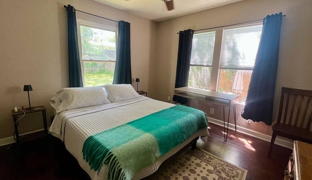 Cozy & pet friendly! Perfect Location, Mueller/MLK station.