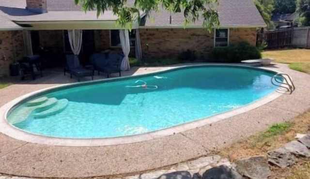 Cozy Pet-Friendly Retreat, Seasonal Pool & Fireplace, Sleeps 10
