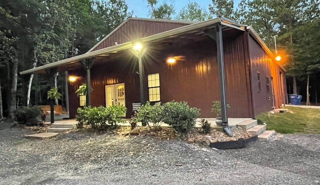 Cozy, Piney Woods Barndo Studio in Silsbee-4 minutes from town.