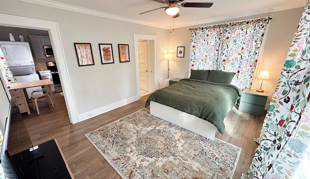 Cozy Studio Apartment with Full Kitchen