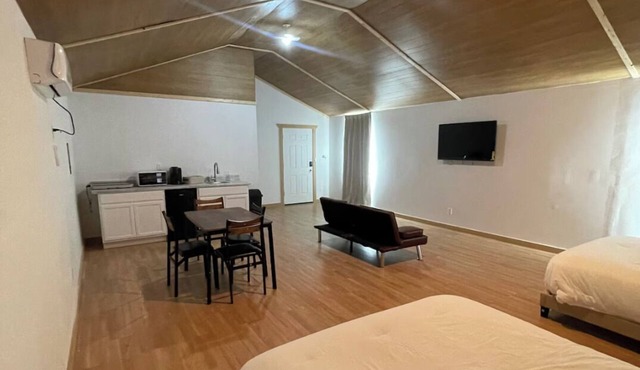 Cozy studio in charming Fort Worth with AC, WiFi