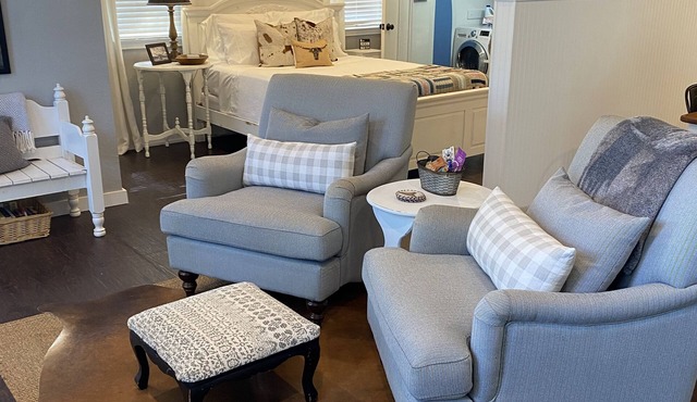 Cozy Texas apartment, surrounded by trees close to DFW airport.
