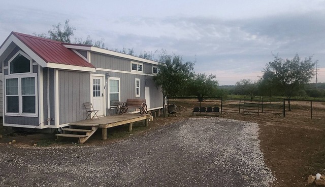 Cozy Tiny house 1-bedroom, 2-loft cabin in with full bath and kitchen on a farm!