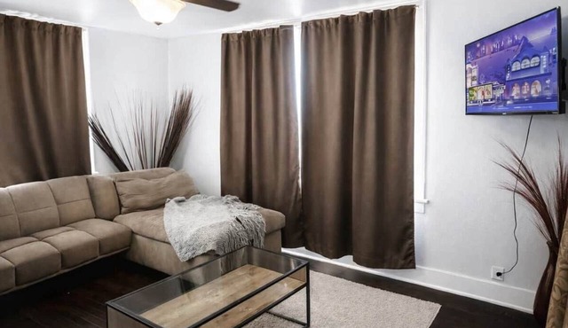 Cozy Upstairs Suite in Historic Neighborhood