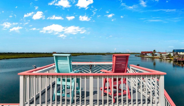 Cozy Waterfront Getaway for 2! Green Fishing Light! Amazing Views!